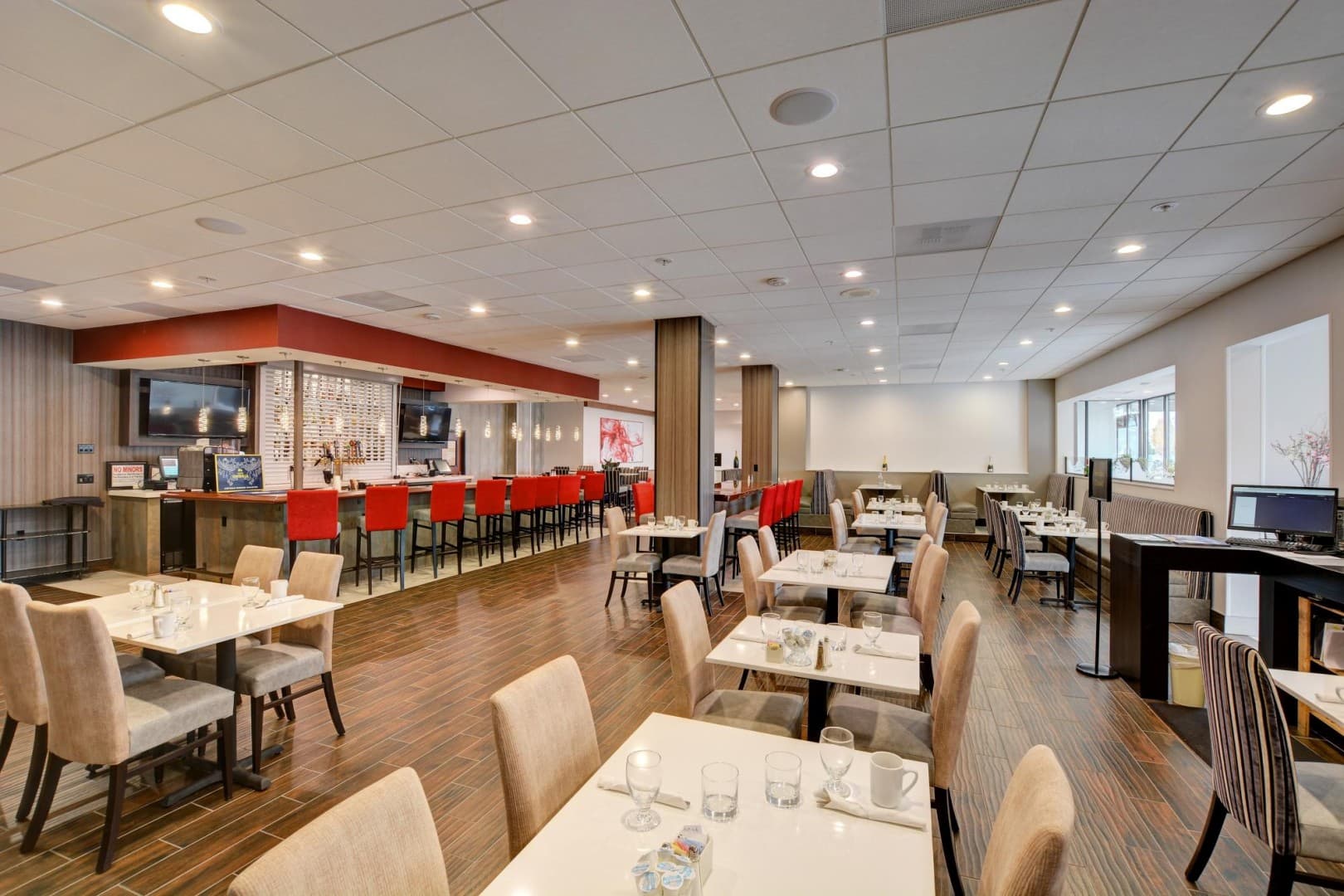 Holiday-Inn-Salem---Capitol-City-Grill-Restaurant2_e45adf5f6bc0c5c2a30a39868f44eab6.jpg